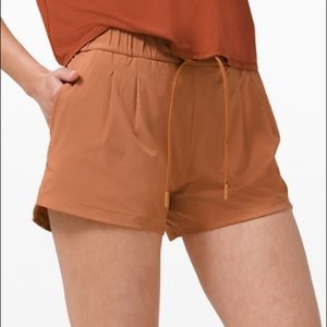 New LULULEMON Stroll at Sundown Short Desert Sun 8